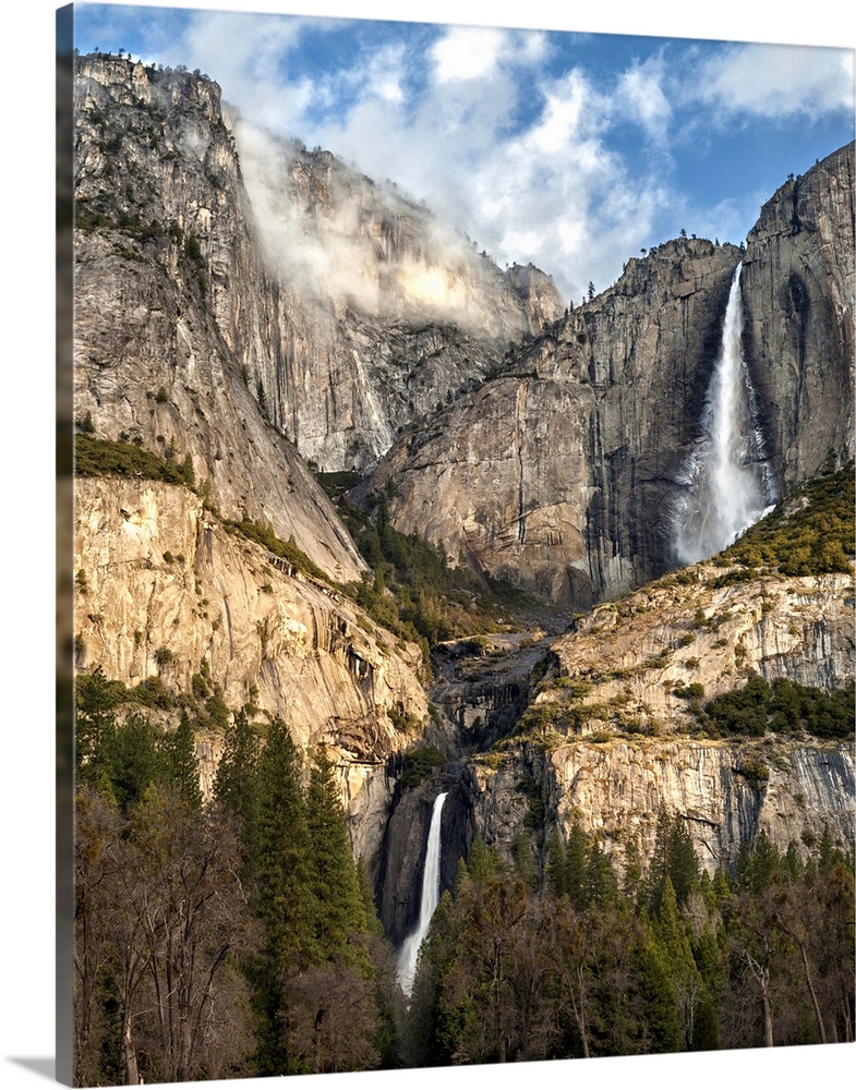 USA, California, Yosemite National Park, Upper and Lower Yosemite Falls at sunrise