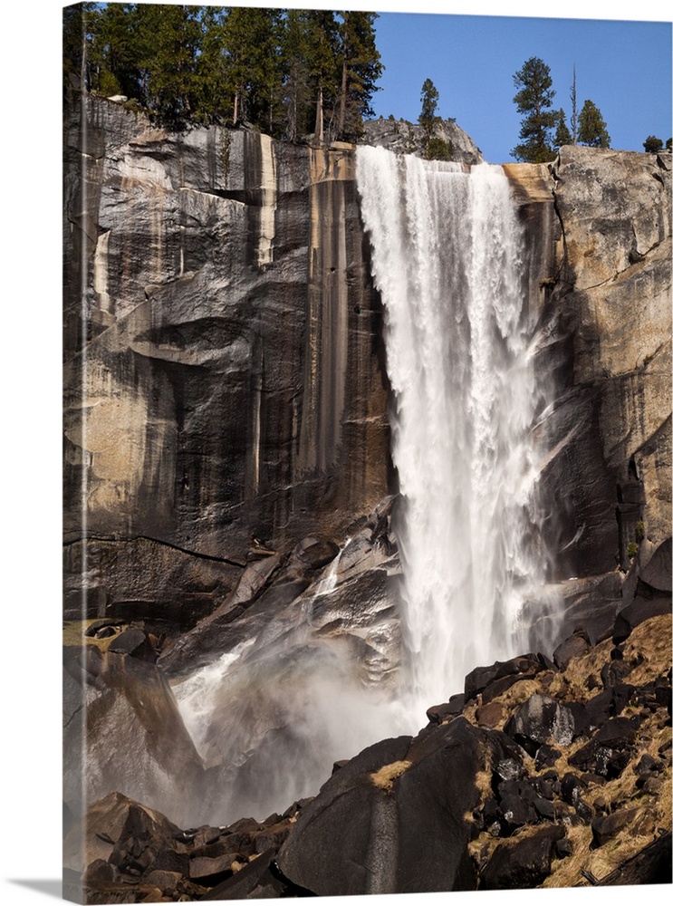 USA, California, Yosemite National Park, Vernal Fall in spring from the Mist Trail
