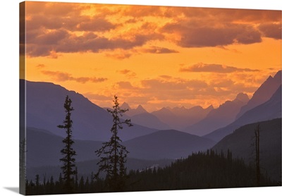 Canada, Alberta, Banff National Park, Mountain ridges at sunset