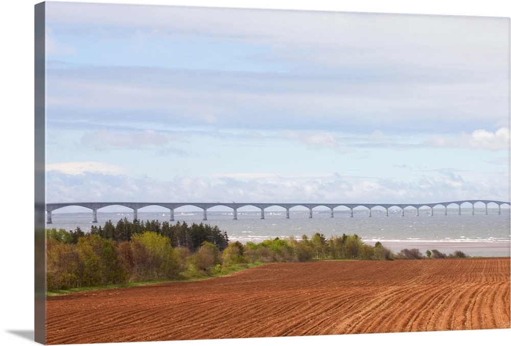 NA, Canada, Prince Edward Island, Borden-Carleton.  Confederation Bridge linking PEI with New Brunswick.