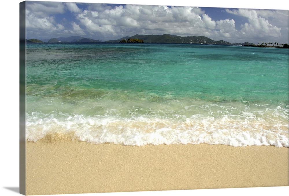 Caribbean, U.S. Virgin Islands, St.Thomas, St. John Bay, Sapphire Beach. View of the island of St. John in distance.