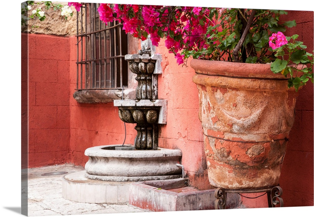 Mexico, San Miguel de Allende, Courtyard in San Miguel de Allende.