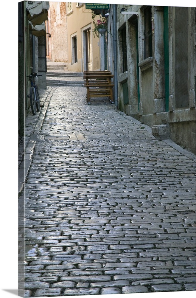 CROATIA, Istria, ROVINJ. ROVINJ old town cobbled street