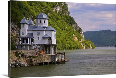 Cruising down the Danube River, throught the Kazan gorge
