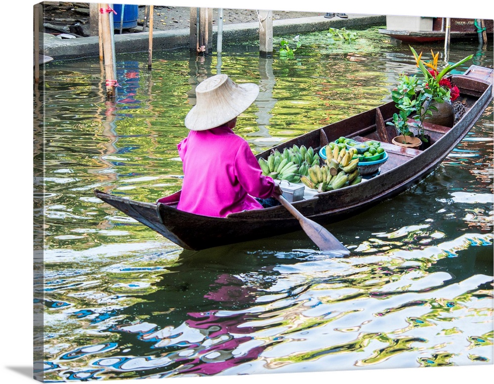 Damnoen Saduak Floating Market with Vendor