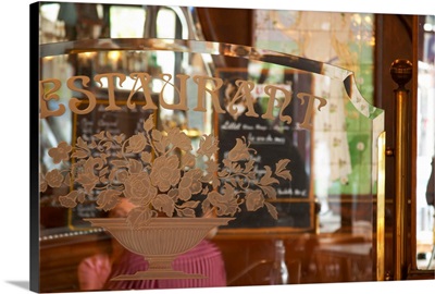 Detail of a glass partition facetted and engraved text Restaurant