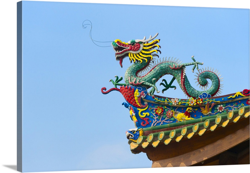 Dragon sculpture on the roof of South Putuo Temple, Xiamen, Fujian Province, China