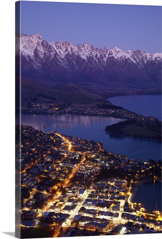Dusk over Queenstown and Lake Wakatipu, South Island, New Zealand ...