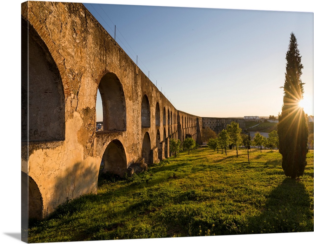Aqueduto da Amoreira, the aqueduct dating back to the 16th and 17th century. Elvas in the Alentejo close to the spanish bo...