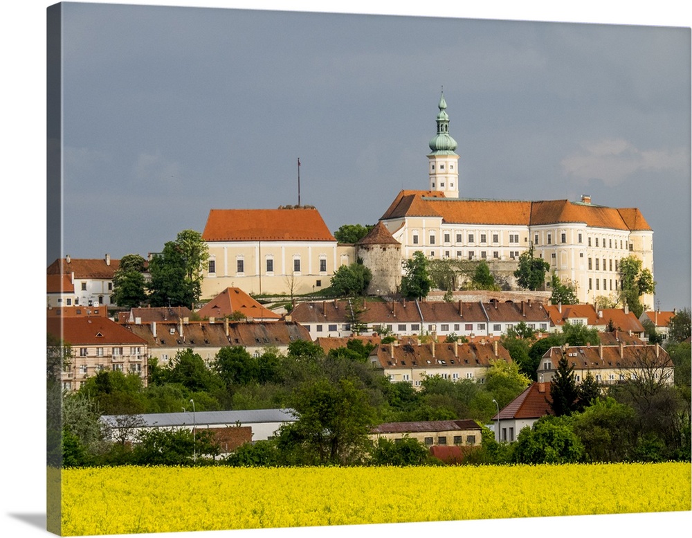 Europe, Czech Republic, South Moravia, Mikulov.  Mikulov (Nikolsburg) Castle and old town centre.