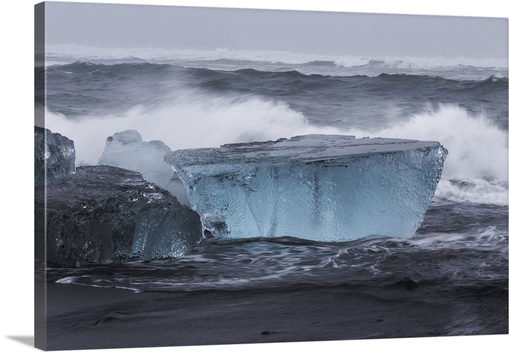 Europe, Iceland, Southwest Iceland, Skaftafell National Park. Chunks of ice from the Breioamerkurjokull Glacier are caught...