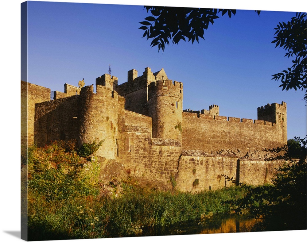 Europe, Ireland. Medieval Cahir Castle and River Suir.