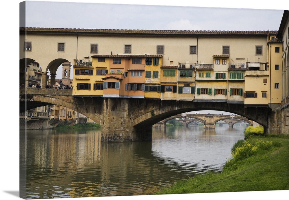 Europe, Italy, Florence. River Arno and Ponte Vecchio bridge.