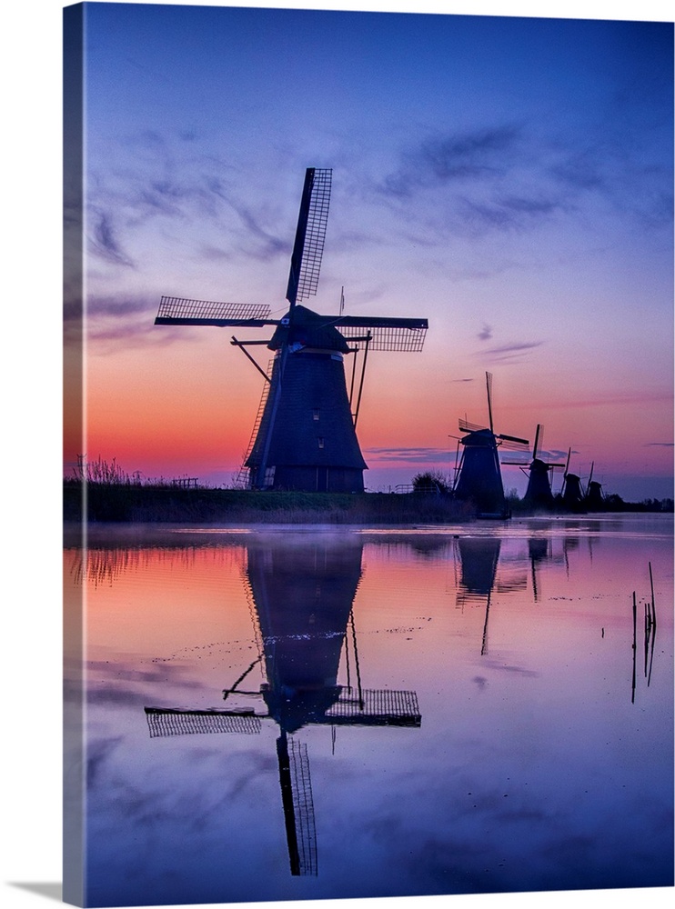Europe, Netherlands, Kinderdijk, Sunrise along the canal with Windmills.