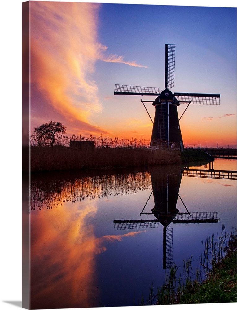 Europe, Netherlands, Kinderdijk, Sunrise along the canal with Windmills.