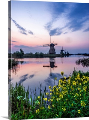 Europe, Netherlands, Kinderdyk, Windmills At Sunrise Along The Canals Of Kinderdijk