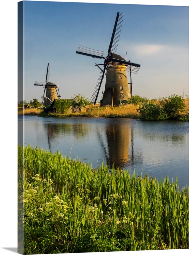 Europe, Netherleands, Kinderdyk, Windmills with evening light along the canals of Kinderdijk.