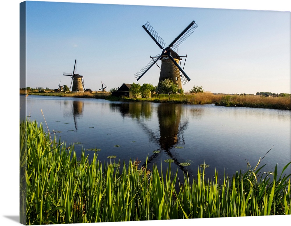 Europe, Netherleands, Kinderdyk, Windmills with evening light along the canals of Kinderdijk.