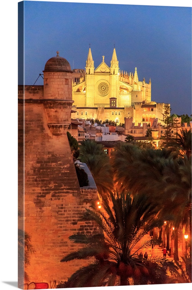 Europe, Spain, Balearic Islands, Mallorca, Palma de Mallorca. La Seu, Mallorca Cathedral. Gothic. Evening, city walls.