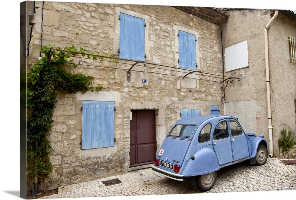 France, Provence, St. Remy-de-Provence. Classic Citroen car sits outside building. Credit as: Fred Lord / Jaynes Gallery /...