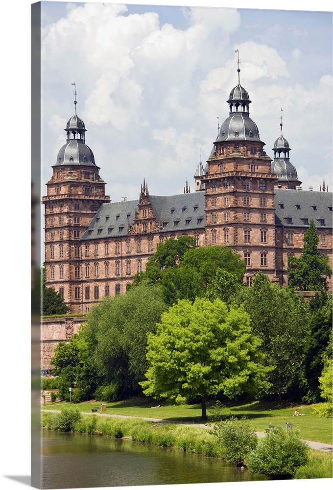 Germany, Bavaria, Bayern, Aschaffenburg. Schloss Johannisburg castle and Main River.