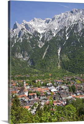 Germany, Bayern-Mittenwald, Alpine Town With Karwendel Mountains
