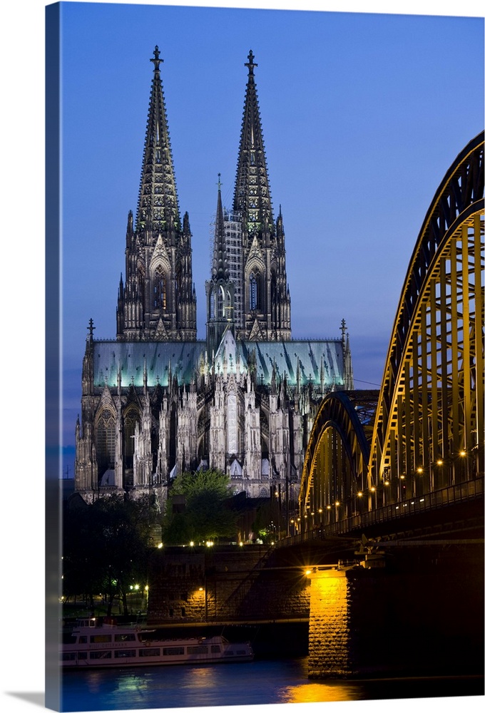 Germany, Nordrhein-Westfalen, Cologne. Cologne Cathedral and Hohenzollern Bridge, evening.