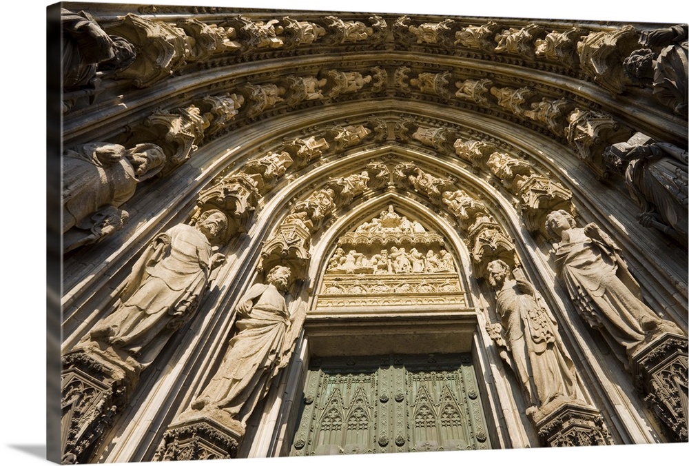 Germany, Nordrhein-Westfalen, Cologne. Cologne Cathedral, Kolner Dom, front entrance detail.