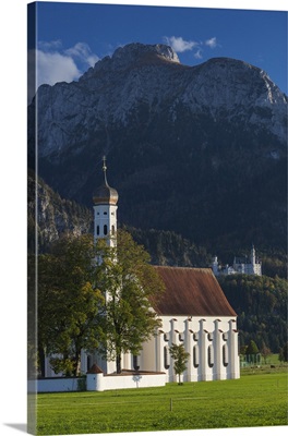 Germany, Hohenschwangau, Schloss Neuschwanstein Castle and St. Coloman church