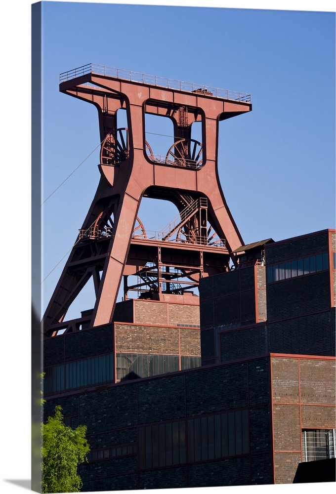Germany, Nordrhein-Westfalen, Ruhr Basin, Essen. World Heritage Zollverein former coal mine, Shaft 12.
