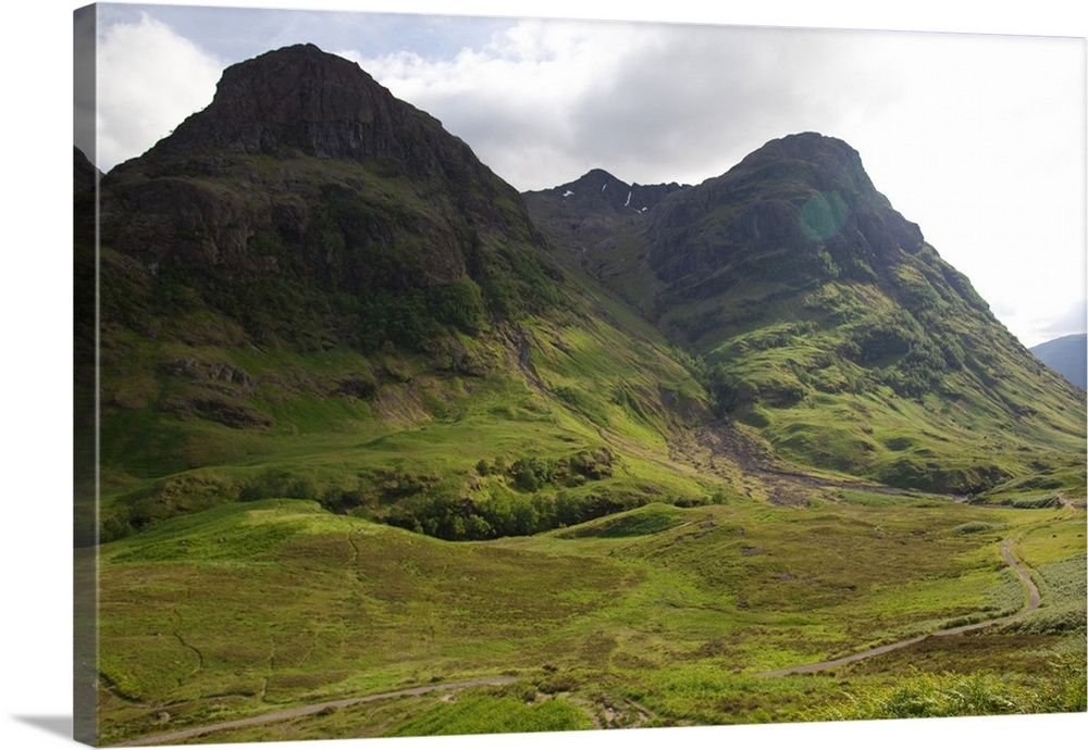 Scotland, Glen Coe valley  off the A82 between Tyndrynm and Glencoe, beautiful sweeping mountains and valleys, with peaks ...