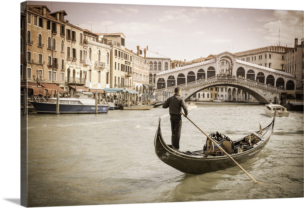 Gondola at the Rialto Bridge on the Grand Canal, Venice, Veneto, Italy.