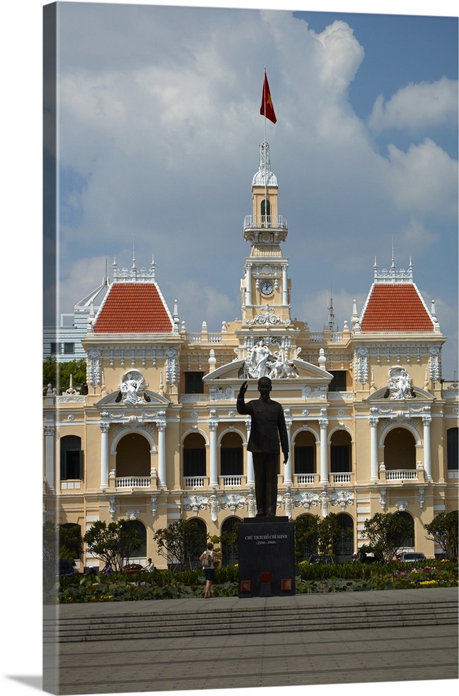 Historic People's Committee Building (former Hotel de Ville de Saigon), and Ho Chi Minh Statue, Ho Chi Minh City (Saigon),...