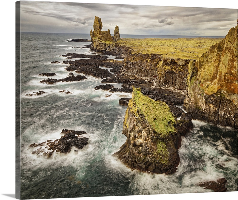 Iceland, Snaefellsnes Peninsula, Londrangar Cliffs