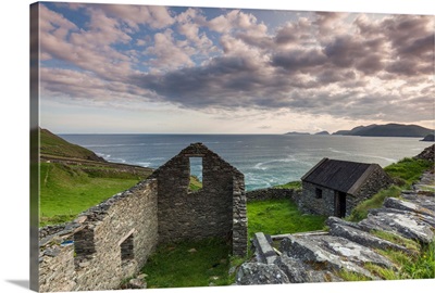 Ireland, County Kerry, Dingle Peninsula, Slea Head Drive, Dunquin, Farmhouse Ruins