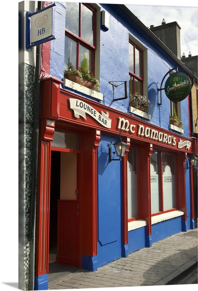 Europe, Ireland, County Mayo, Louisburgh. Traditional Irish pub. Credit as: Wendy Kaveney / Jaynes Gallery / DanitaDelimon...