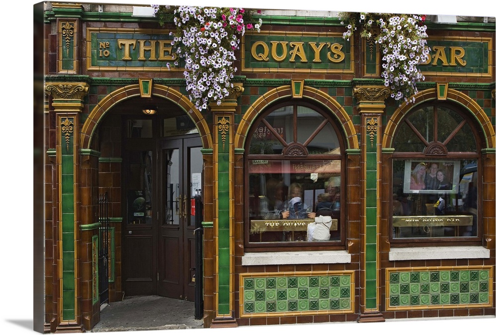 Europe, Ireland, Dublin. Exterior of The Quay's Bar. Credit as: Dennis Flaherty / Jaynes Gallery / DanitaDelimont.com (RF)