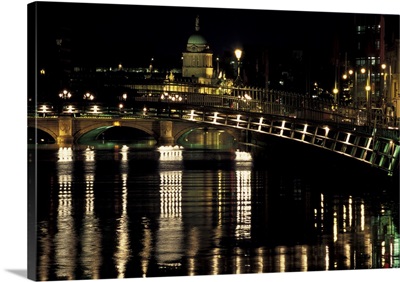 Ireland, Dublin, Ha'penny Bridge, O'Connell Bridge, River Liffey, Custom House dome
