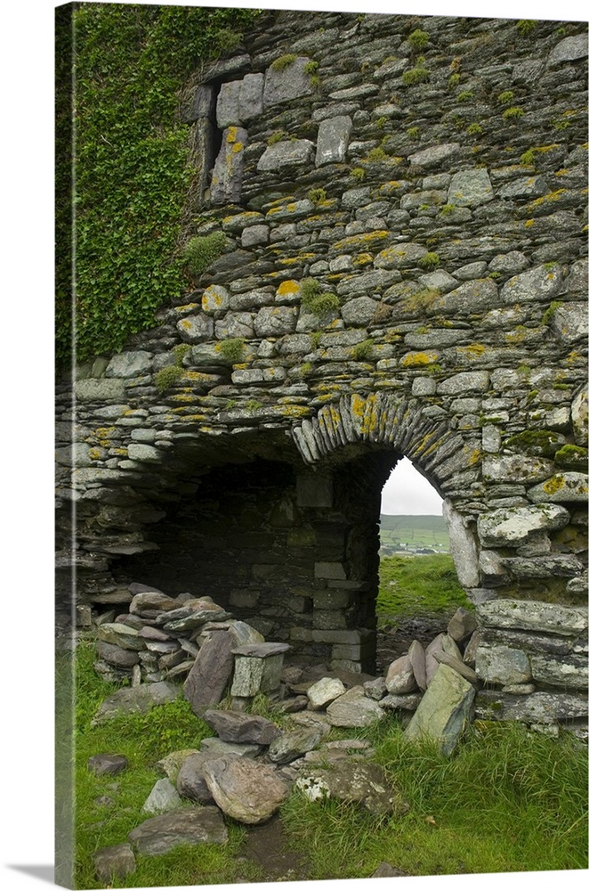 IRELAND, Kerry, Ring of Kerry. Ballycarberry Castle, near Cahersiveen. Ruined archway.