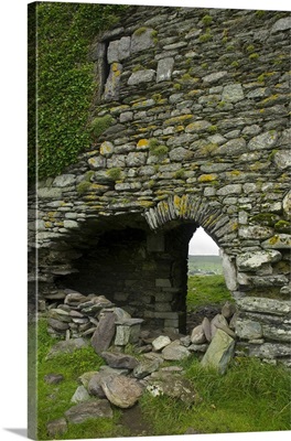 Ireland, Kerry, Ring of Kerry. Ballycarberry Castle, Ruined archway