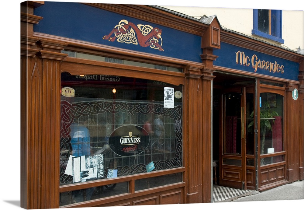 Europe, Ireland, Sligo. Front of traditional Irish pub. Credit as: Wendy Kaveney / Jaynes Gallery / DanitaDelimont.com.