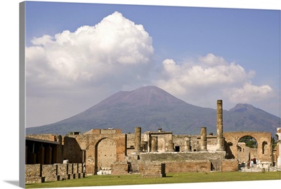 Italy, Campania, Pompeii, Temple of Jupiter with Mount Vesuvius in the background