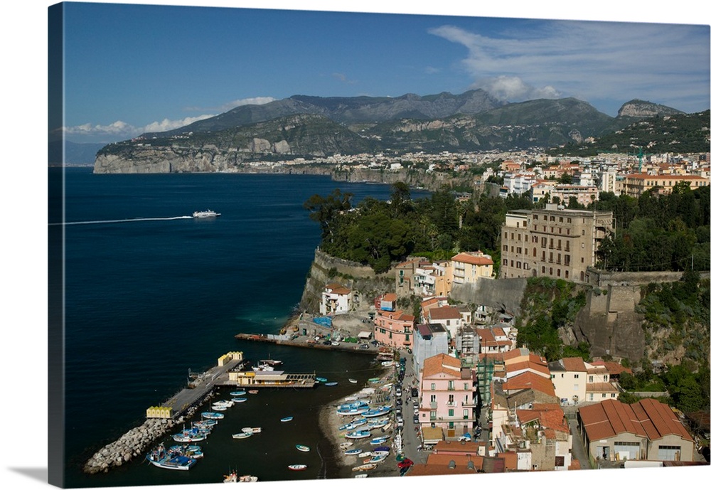 ITALY-Campania-(Sorrento Peninsula)-SORRENTO:.View of Marina Grande Area/ Daytime... Walter Bibikow 2005