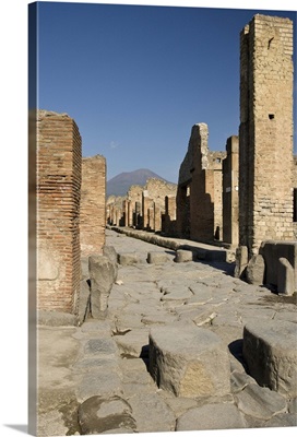 Italy, Campania, Uncovered streets of the ruined city Pompeii, Mount Vesuvius