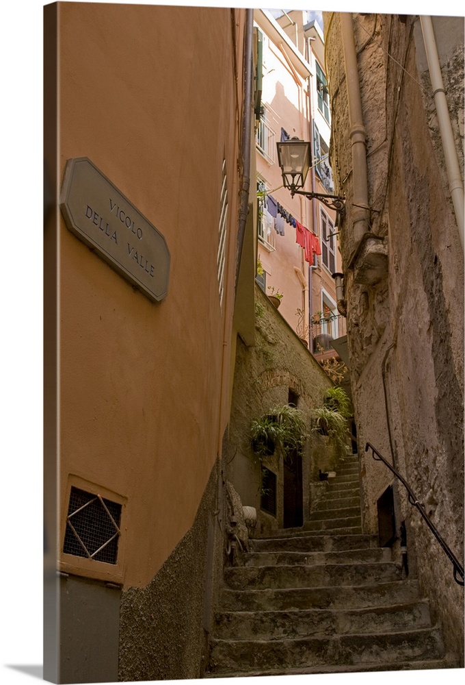 Europe, Italy, Cinque Terre, Riomaggiore. Steep steps between buildings.