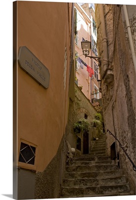 Italy, Cinque Terre, Riomaggiore. Steep steps between buildings
