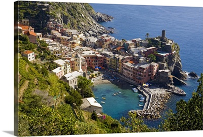 Italy, Cinque Terre, Vernazza, The town seen from above from the hiking trail