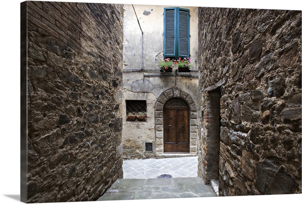 Europe, Italy, Petroio. Narrow walkway frame a doorway in a Tuscany village.