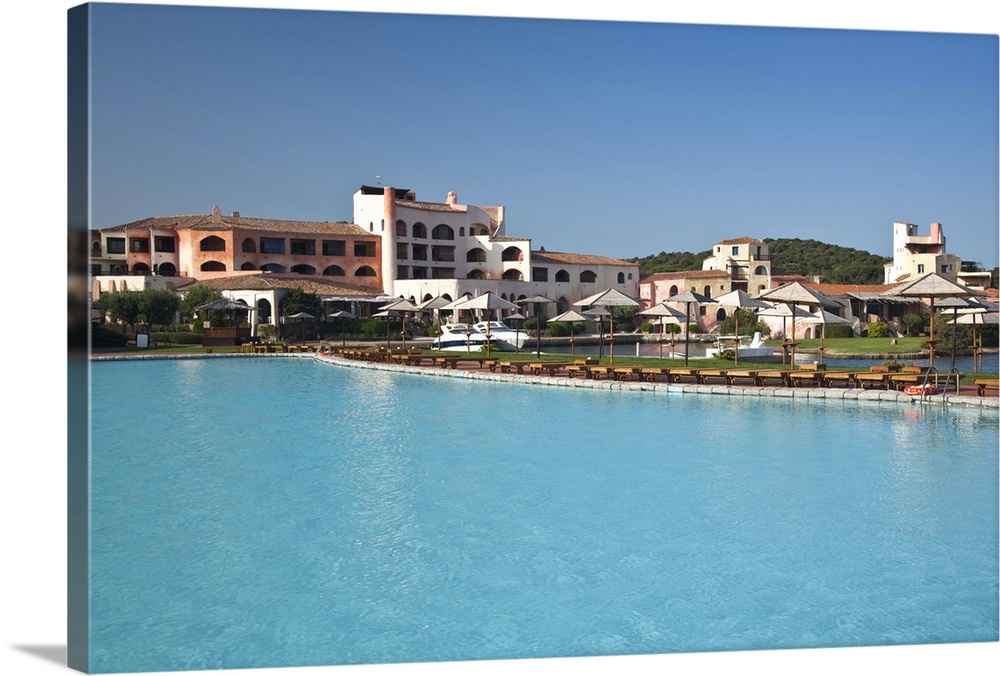 ITALY, Sardinia, Cala di Volpe. Cala di Volpe luxury hotel, swimming pool.