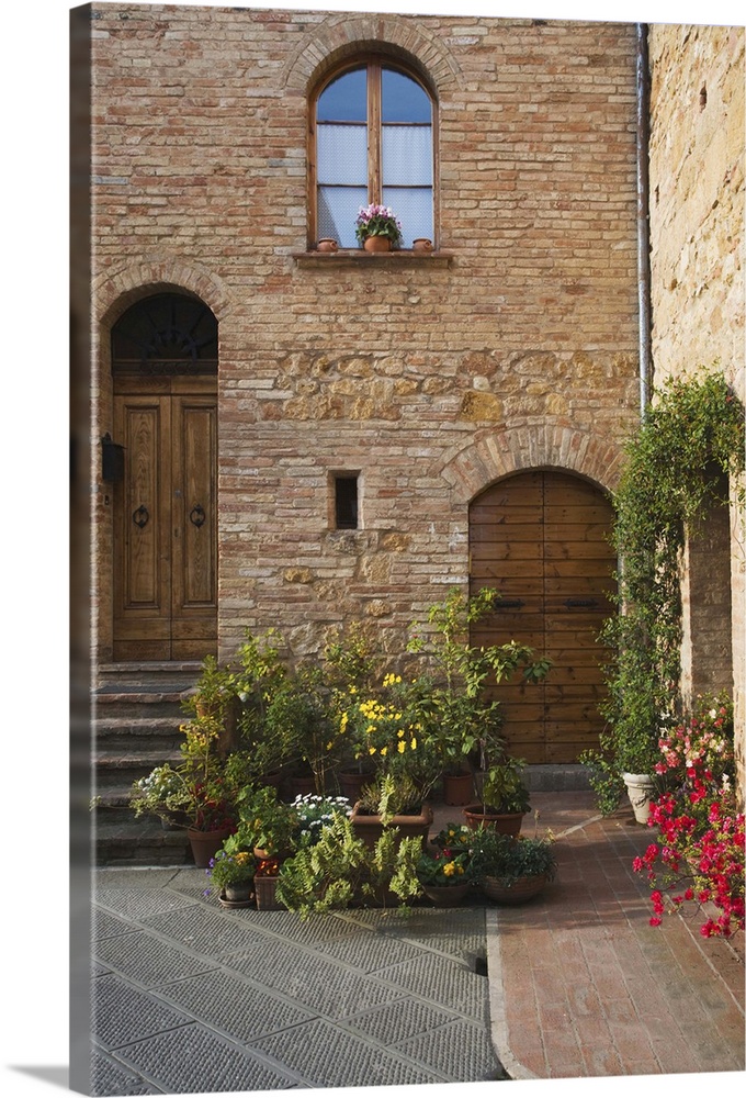 Europe, Italy, Tuscany, Pienza. Front view of a residence.